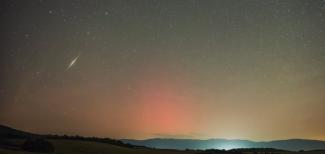 Sarki fény derengett este, miközben meteor szelte át az eget