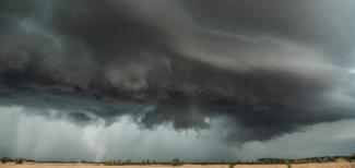 Nyarat megszégyenítő peremfelhőkkel vonultak fel a zivatarok keleten