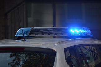 Személyautó ütközött gyerekeket szállító kisbusszal Szabadkígyósnál, egy ember meghalt