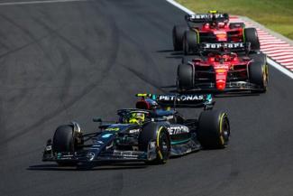 Hamilton: A teljes csapat kell a Ferrari legyőzéséhez