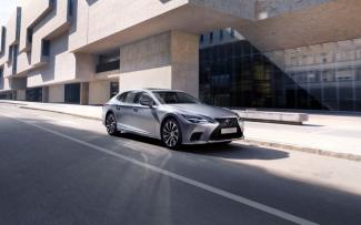 Modernizálták a Lexus legnagyobb limuzinját