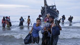 Ezer Bangladesbe menekült rohingya hajózott Indonéziába