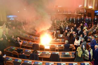 Az albán parlamentben füstszóróval tüntetett az ellenzék