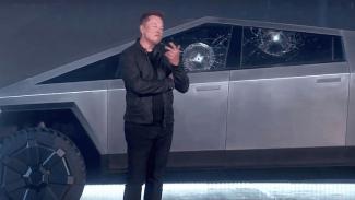 Akkora pofáraesés várja Elon Muskot, hogy az egész Teslát is bedöntheti