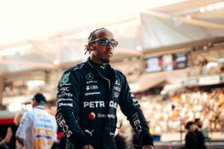 „Rajtam múlik vagy az autón?” – Hamilton