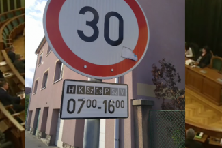 Balla Jenő felszólalása után kiegészítő táblát kapott a Szövetség utcai 30-as tábla