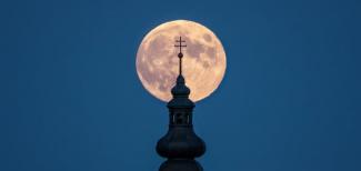 Egyszerre lesz az égen a kelő telihold és a lenyugvó Nap