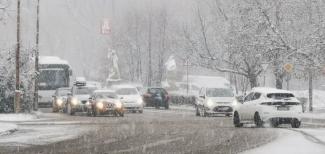 Ömlött a hó a Dunakanyarban, lelassult a forgalom az utakon
