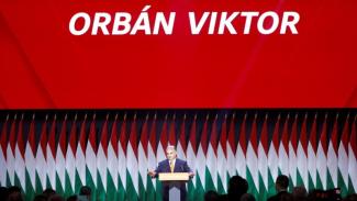 Megnyílni készülő EU-pénzcsap; putyinizálódó Orbán-rendszer; interjú egy magyar túsz feleségével