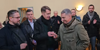 Lázár negyven magyarországi fideszes aktivistával erősíti a szerbiai választáson induló VMSZ-t - videón a miniszter pálinkázós eligazítója