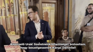 Videón, ahogy a fideszes képviselők szó nélkül elmennek Karsai Dániel mellett