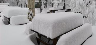 Dobogókőn is félméteres hó esett, utakat kellett lezárni