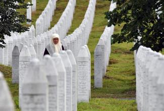 Felgraffitizték a srebrenicai népírtás áldozatainak számát Magyarország szarajevói nagykövetségének falára