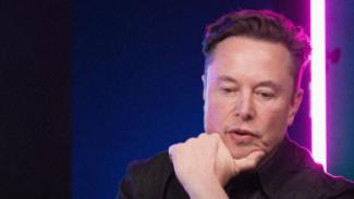 Elon Musk feketelistára rakhatja az Apple termékeit a vállalatainál