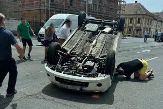 Fejre állt egy autó a szombathelyi Petőfi Sándor utcában