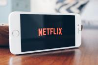 A magyar Netflixen egy bérgyilkosos romantikus vígjáték tarol, és a cápák is eszik az embereket