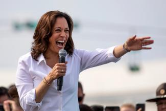 Elképesztő mennyiségű adomány folyt be Kamala Harris kampányszámlájára