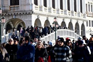 Velence jövőre tovább szigorít a túltolt turizmus elleni intézkedésein