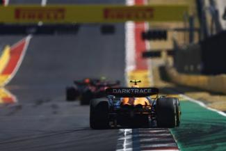 Nem csak a McLarennek kellett módosítania a hátsó szárnyán