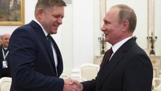 Robert Fico együtt parádézhat Putyinnal Moszkvában 