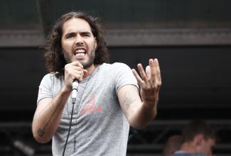 Vádemelést javasol rendőrség a szexuális erőszakkal gyanúsított Russell Brand ügyében