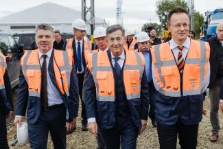 Senki nem vállalja be, hogy Mészáros és Szijjártó miatt lezárt egy vasúti átjárót