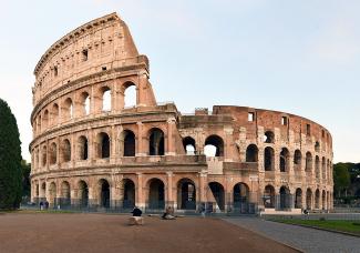 Az olaszok kiakadtak, mert az Airbnb jelmezes gladiátorharcokot szervez a Colosseumba