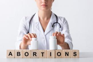 Szintet lépett az abortusz előtt álló nők védelmében a brit kormány 